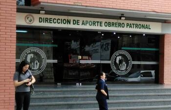 El sistema de pensiones del IPS se encuentra en crisis. Sin reformas urgentes, se pone en peligro la jubilación de trabajadores activos.