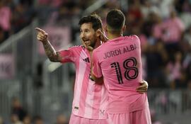 Lionel Messi celebra su gol con el español Jordi Alba, próximo a colgar los botines.