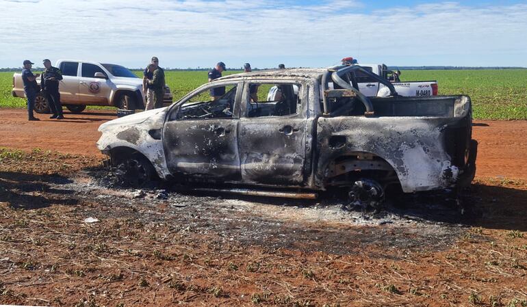 La camioneta Ford Ranger usada en el atraco al banco Itaú de Katueté apareció quemada en Itakyry. Fue robada el 20 de agosto pasado en Pilar, Buenos Aires, Argentina.
