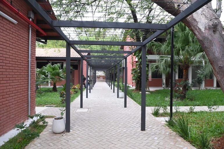 Parte del patio remodelado en el Colegio Técnico Nacional (CTN), que sigue con obras inconclusas.
