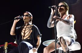 Ca7riel y Paco Amoroso al inicio del show ofrecido anoche ante miles de personas en el Puerto de Asunción.