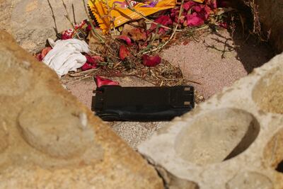 Dispositivo de comunicación en tierra mientras las fuerzas del ejército libanés (no en la imagen) se preparaban para destruirlo en una explosión controlada, en el sur del Líbano. La empresa nipona de telecomunicaciones Icom señaló que es “extremadamente improbable” que sus modelos de “walkie-talkies” fueran empleados en las explosiones que la semana pasada afectaron a miembros de la milicia chií de Hizbulá en el Líbano.