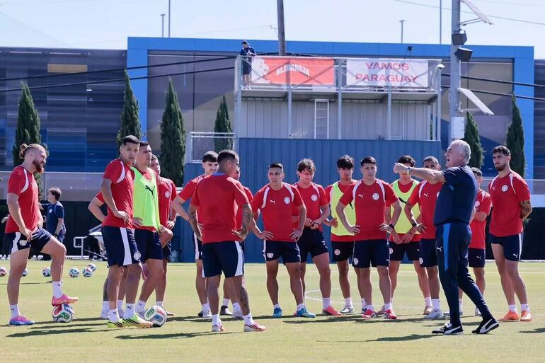 Fotografía difundida por la Asociación Paraguaya de Fútbol (APF) del seleccionador Gustavo Alfaro (d) en un entrenamiento este domingo, con miras a su próximo partido ante Turquía como parte del grupo D del Mundial FIFA 2026, en San José (CA, EE.UU.).