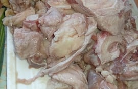 Pollo repleto de grasa, entregado como "carne de primera" a las escuelas de Sargento José Félix López, ex Puentesiño, en Concepción, en el marco de Hambre Cero.