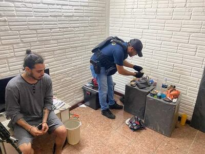 Ronald Mathias Quevedo Maidana y las evidencias incautadas durante el allanamiento.