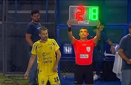 El presidente de Recoleta FC, Luis Vidal preparándose para ingresar en el duelo ante Nacional, en la última ronda del torneo Clausura 2025.