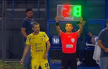 El presidente de Recoleta FC, Luis Vidal preparándose para ingresar en el duelo ante Nacional, en la última ronda del torneo Clausura 2025.