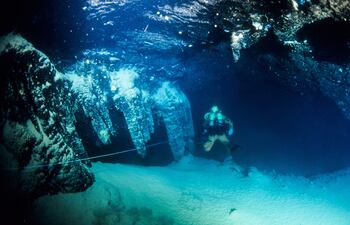Un buceador accede a la gruta original de Cosquer por la galería de 116 metros de longitud y a 37 metros de profundidad, ubicada en las aguas subterráneas del Mar Mediterráneo, cercanas a Marsella. La temperatura del mar Mediterráneo batió su récord por segundo año consecutivo, lo que tiene un gran impacto en la vida marina, favorece las especies invasoras y aumenta la intensidad de las precipitaciones, en una región particularmente afectada por los efectos del cambio climático.