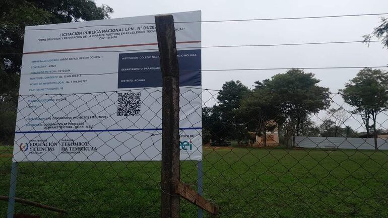 La obra, que debía concluir en diciembre de 2025, se inició con la construcción de los cimientos, pero posteriormente fue abandonada.