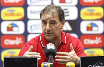 El seleccionador de Colombia, Néstor Lorenzo, habla durante una rueda de prensa en la que dio a conocer la lista de jugadores que disputaran la triple fecha de amistosos, este jueves en Bogotá (Colombia).