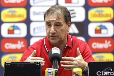 El seleccionador de Colombia, Néstor Lorenzo, habla durante una rueda de prensa en la que dio a conocer la lista de jugadores que disputaran la triple fecha de amistosos, este jueves en Bogotá (Colombia).