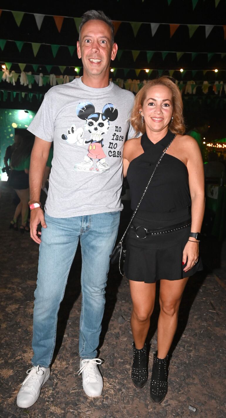 Carlos Canessa y Cinthya Morales.