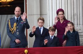 Los príncipes William y Kate con sus tres hijos saludan desde el balcón del Palacio de Buckingham tras el desfile militar para conmemorar el 80 aniversario del Día de la Victoria.