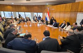 Representantes de ANDE, Sitrande y diputados de 4 comisiones estuvieron en la reunión de ayer.