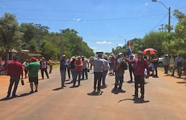 Pobladores de San Pedro de Ycuamandyyú se movilizan para exigir una solución y que continúen las obras en la ruta PY22.