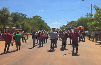 Pobladores de San Pedro de Ycuamandyyú se movilizan para exigir una solución y que continúen las obras en la ruta PY22.