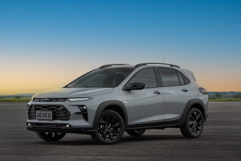 El Chevrolet Sonic ofrece motor turbo 1.0L, suspensión elevada y dirección con asistencia eléctrica.
