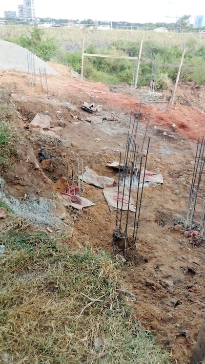 Construyen una barrera de control en la entrada del Banco San Miguel y vecinos protestan.