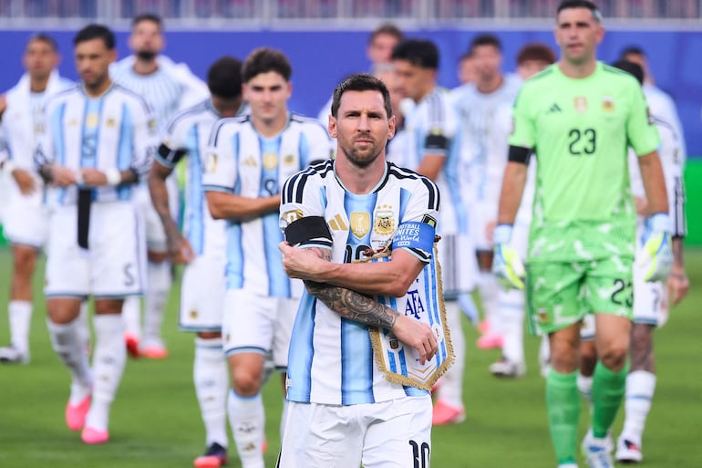 Lionel Messi de Argentina observa durante el partido de cuartos de final de la Copa Mundial de la FIFA 2026 entre Argentina y Suiza en el Kansas City Stadium.