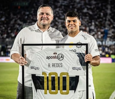 El presidente de Olimpia, Rodrigo Nogués, entregó una camiseta enmarcada a Rodney Redes, por haber llegado a la marca de 100 partidos con la casaca franjeada.