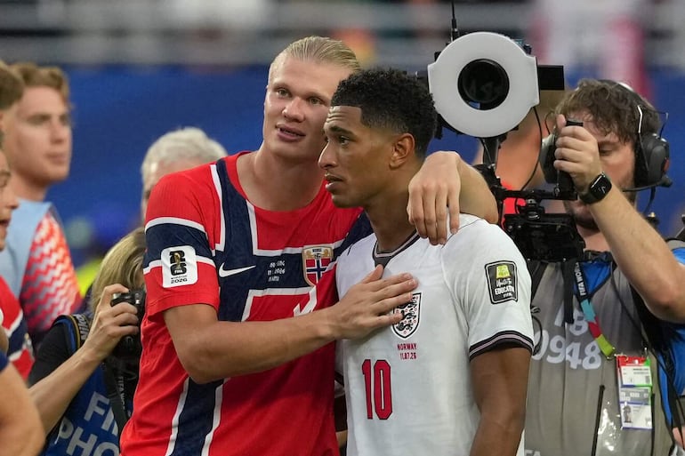 Erling Haaland (i) de Noruega abraza a Jude Bellingham de Inglaterra este sábado, al final del partido de cuartos de final del Mundial de la FIFA 2026 entre Noruega e Inglaterra en el estadio Hard Rock en Miami (Estados Unidos).