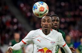 LEIPZIG (Alemania), 15/02/2026.- Yan Diomande de Leipzig (delante) en acción contra Sael Kumbedi de Wolfsburg (detrás) durante el partido de fútbol de la Bundesliga alemana entre RB Leipzig y VfL Wolfsburg en Leipzig, Alemania, el 15 de febrero de 2026. (Alemania) EFE/EPA/MARTIN DIVISEK