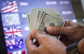 El dólar pasó de superar los 8.000 guaraníes en abril a cotizar cerca de 7.000 guaraníes recientemente, señala el economista.