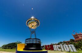 El trofeo de la Copa Sudamericana, ya instalada en la ciudad de Asunción, aguardando por el próximo monarca, que saldrá del duelo entre Lanús de Argentina y Atlético Mineiro de Brasil.