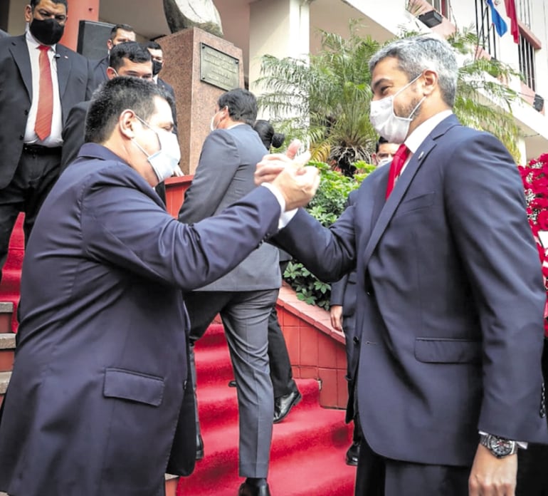 Sonrientes. Horacio Cartes saluda a Mario Abdo en sede de ANR.