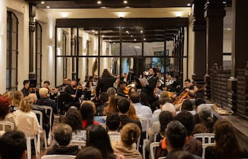 Imágenes de La Orquesta de Arts Musicae para ilustrar el concierto en Casa España