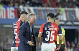 El entrenador de Cerro Porteño, Ariel Holan brinda indicaciones el joven lateral-volante zurdo de Cerro Porteño, Marcelo Chaparro.