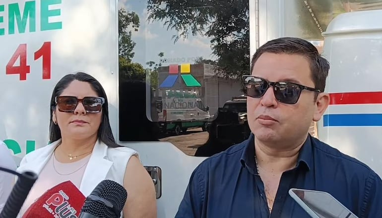 La Lic. Avelina Rojas, junto al director de la Duodécima Región Sanitaria, doctor Arnaldo Espínola, durante el acto de entrega de la nueva ambulancia para Tacuaras, el 2 de febrero pasado. 01-04-2026.