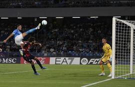 Salto acrobático de Lorenzo Lucca, delantero del Napoli, para controlar el balón durante el partido contra el Cagliari. (EFE).