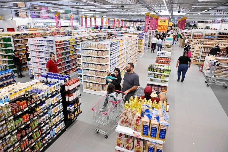La apertura convocó a vecinos y clientes que llegaron desde temprano para conocer las instalaciones y disfrutar de las actividades especiales.