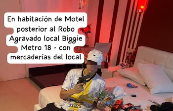 Una de las fotos que uno de los sospechosos se tomó en la habitación del motel de Ñemby con lo robado de Biggie, tras un asalto ocurrido el martes último. Horas antes, los delicuentes perpetraron un asalto a un chofer de Bolt en Ita Enramada, a quien despojaron del vehículo con el que ingresaron al motel.