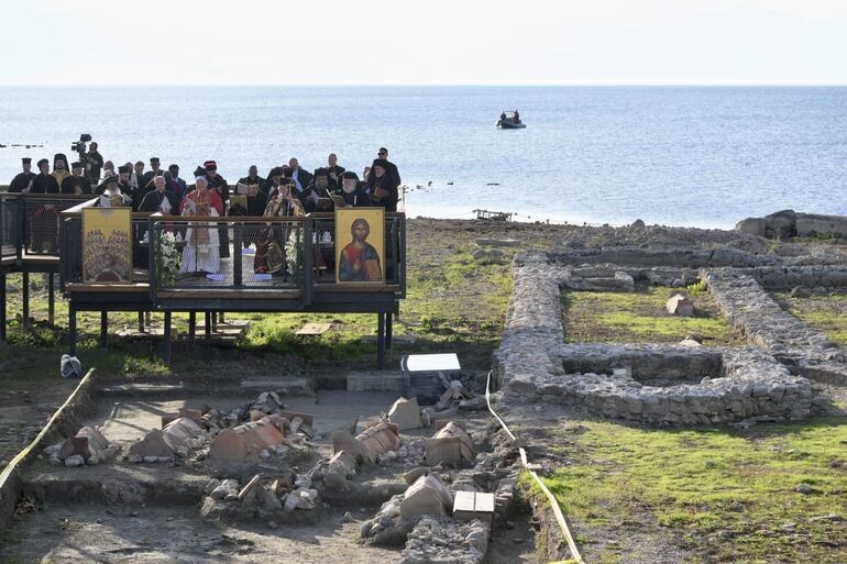 El papa León XIV junto a líderes ortodoxos durante un rezo en Iznik, antigua Nicea.