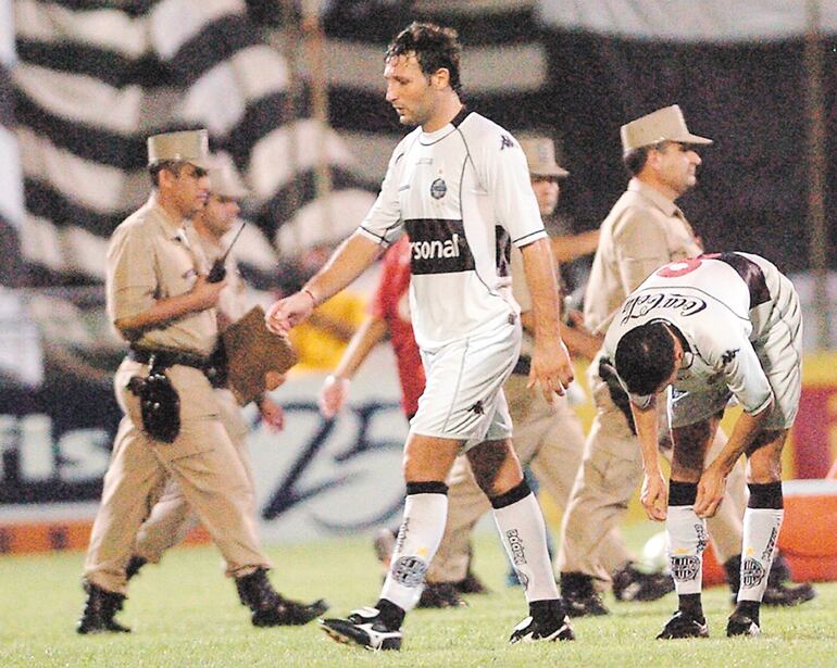 El argentino Walter Ribonetto (i), futbolista de Olimpia.