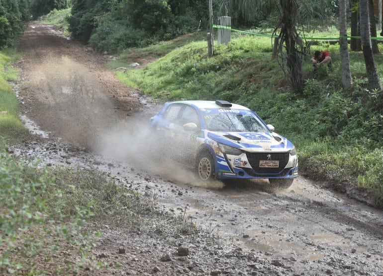 Gran performance de Diego Cruz Escobar y Ramiro Ayala con el Peugeot 208 Rally4 durante el shakedown. Aquí pasando una zona con agua y barro en Cerrito.