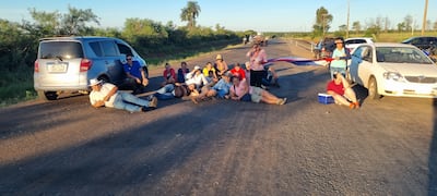 Vecinos de Loma Pero protestan frente al campamento de las empresas adjudicadas y advierten que cerrarán la ruta PY01 si no se reinician las obras del tramo tres de la Ruta del Progreso.
