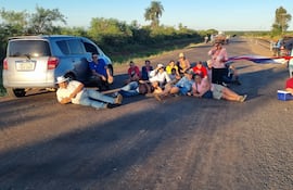 Vecinos de Loma Pero protestan frente al campamento de las empresas adjudicadas y advierten que cerrarán la ruta PY01 si no se reinician las obras del tramo tres de la Ruta del Progreso.