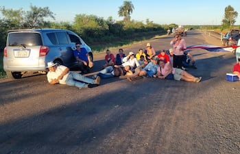 Vecinos de Loma Pero protestan frente al campamento de las empresas adjudicadas y advierten que cerrarán la ruta PY01 si no se reinician las obras del tramo tres de la Ruta del Progreso.