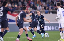 El volante ofensivo paraguayo, Diego Gómez sale a festejar su tanto junto a Miguel Almirón (10), tras anotar el tanto ganador ante Grecia, en el amistoso Internacional disputado en Grecia.