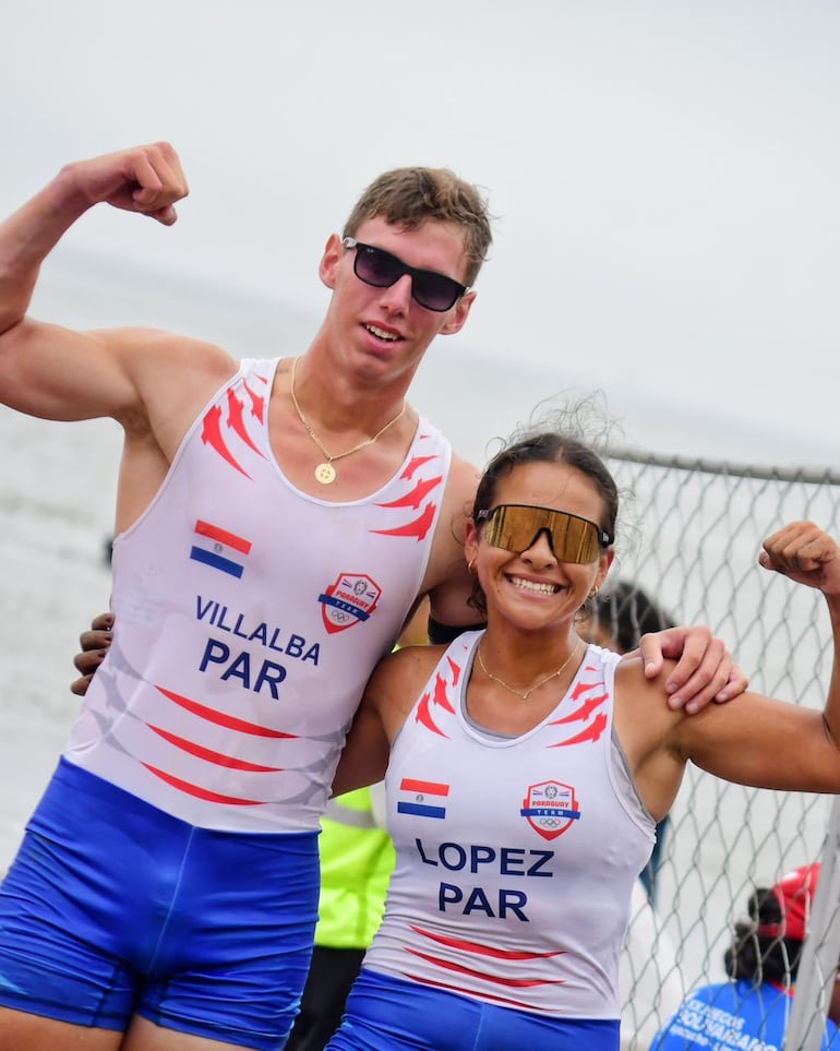 Los remeros Nicolás Villalba y Agustina López con medallas en el remo coastal.