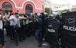 Personas se enfrentan a integrantes de la Policía de Paraguay durante una manifestación este domingo, en Asunción.
