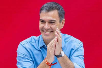 Seis intensas semanas han transcurrido en España desde el adelanto electoral que el presidente del Gobierno, Pedro Sánchez, fijó para el 23 de julio, unos comicios que el país afronta en circunstancias especiales, como las vacaciones de verano de los españoles, que han multiplicado las solicitudes de votos por correo, la división política en bloques o las nuevas estrategias de campaña.