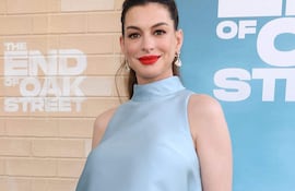 ¡Diosa embarazada! La actriz estadounidense Anne Hathaway en el estreno mundial de "The End of Oak Street" en el teatro Steven J. Ross de Burbank, California. (VALERIE MACON / AFP)