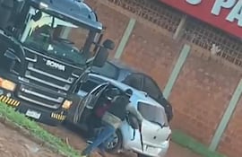 Uno de los delincuentes corre con la mochila cargada con dinero.