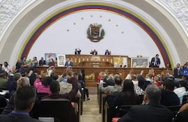 Fotografía difundida por el canal estatal Venezolana de Televisión (VTV) del presidente de la Asamblea Nacional Jorge Rodríguez (c) durante la aprobación de la ley de amnistía este jueves, en Caracas (Venezuela). EFE/ VTV