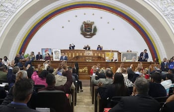 Fotografía difundida por el canal estatal Venezolana de Televisión (VTV) del presidente de la Asamblea Nacional Jorge Rodríguez (c) durante la aprobación de la ley de amnistía este jueves, en Caracas (Venezuela). EFE/ VTV