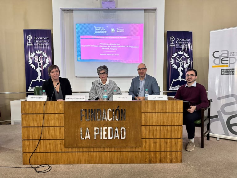 Patricia Lima con chaqueta negra, Verónica Serafini en abrigo blanco, Luis Ortiz con chaleco oscuro y Lucas Boh en suéter burdeos en panel de discusión.